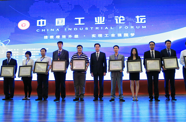 May 2014, Chairman Yang Cheng receives the medal for Competitive Brand of China’s Industrial Enterprise at the Great Hall of the People.